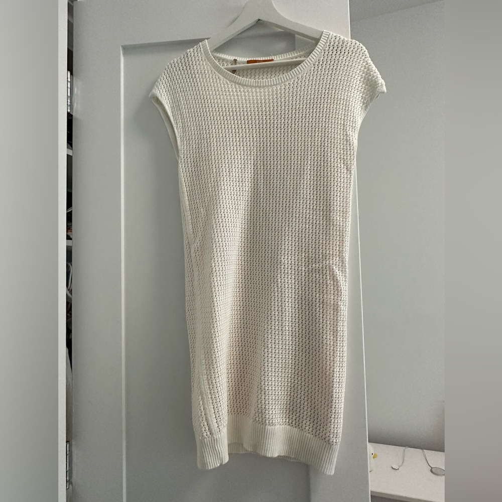 White Hugo Boss crochet dress 🤍🧡 - size small